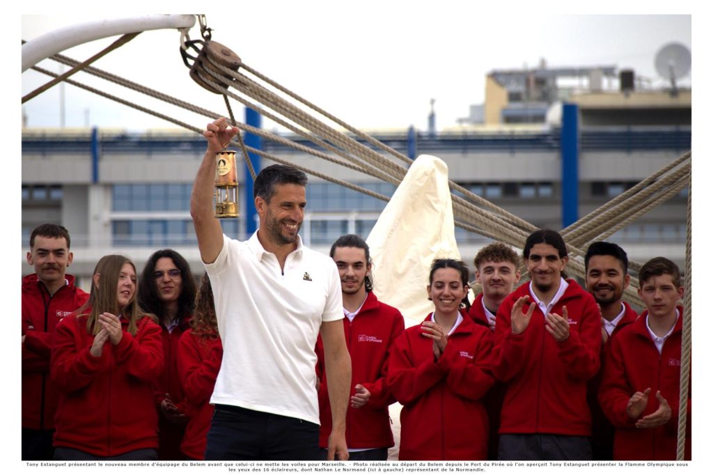 Tony Estanguet présente la flamme olympique au départ du Belem depuis le Port de Pirée.