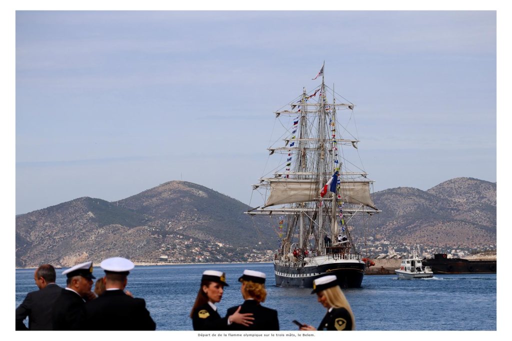 Départ de la flamme olympique sur le trois-mâts, le Belem.