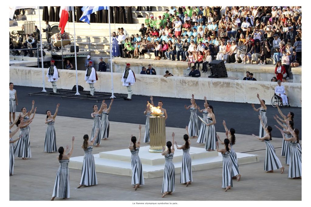 Cérémonie de la passation de la flamme olympique à Athènes.