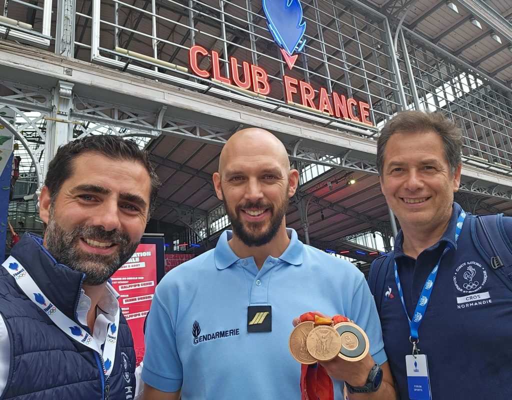 Sur la photo à gauche, Pierre Dehaen, arbitre français international de hockey, au centre, Hugues Duboscq, médaillé de bronze aux JO d'Athènes 2004 et médailles de bronze au 100m et 200m brasse aux JO de Pékin, et à droite, Arnauld Lastel.