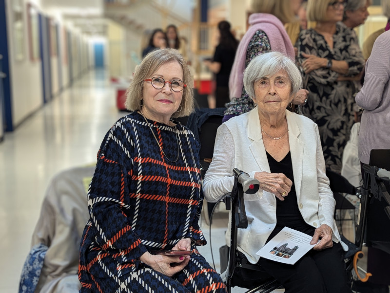 Photo de Marie-Céline Fortin, docteure en sociologie, ancienne étudiante de la professeure Denise Veillette et organisatrice de la cérémonie, en compagnie de la toute première répondante diocésaine au Québec nommée en 1981, madame Annine Parent.