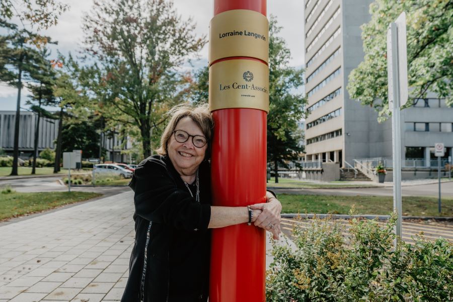 Lorraine Langevin près de son lampadaire sur la Promenade des Cent-Associés