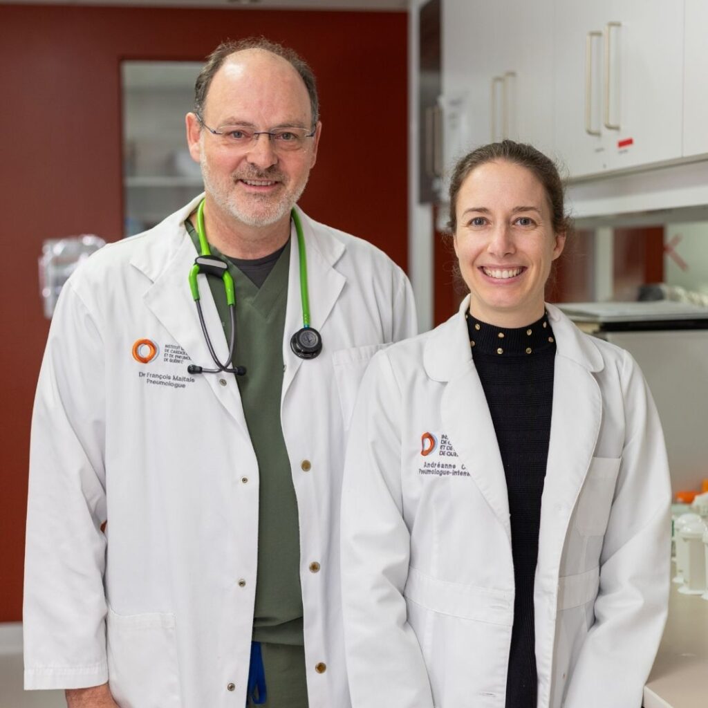 Dr François Maltais et Dre Andréanne Côté dans leur laboratoire de recherche en santé respiratoire situé à l'IUCPQ, à Québec.