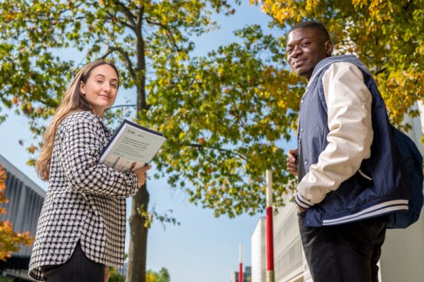 Étudiante et étudiant sur la promenade des Cent-Associés